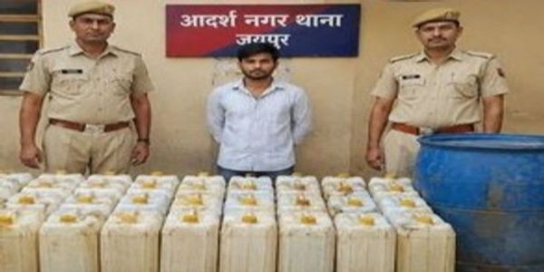 रिहायशी मकान से किया 820 लीटर अवैध तारपीन जब्त