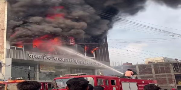 जबलपुर : टेंट गोदाम में भीषण आग, लाखों का सामान जलकर खाक