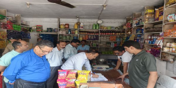 फ्लाइंग स्क्वायड ने की छापेमारी, 23 दुकानदारों, ढाबा मालिकों और होल सेलर्स को लगाया 4600 रुपए जुर्माना