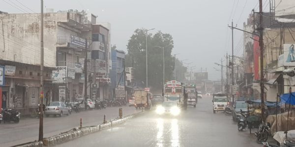 धमतरी में मोबाइल पर आया अलर्ट, आंधी-तूफान के साथ शुरू हुई तेज बारिश