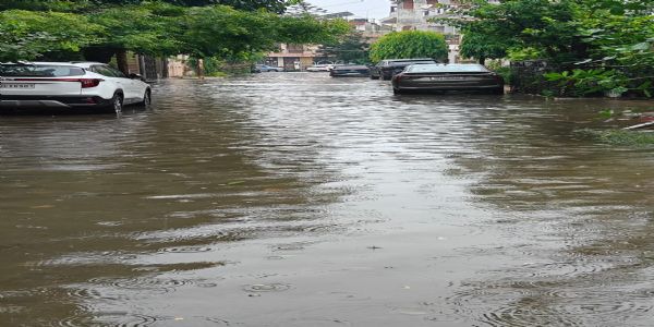 दाे घंटे की झमाझम बारिश से पीतलनगरी बनी जलनगरी, नगर निगम के दावों की खुली पोल