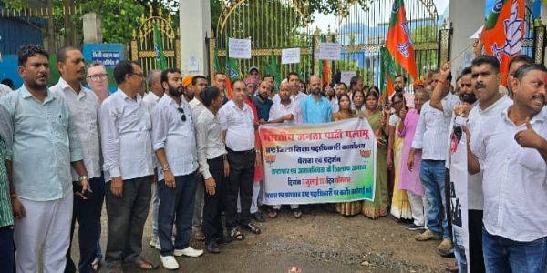 डीईओ के खिलाफ भाजपा का प्रदर्शन, समाहरणालय का किया घेराव