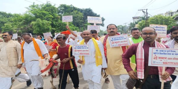 गो सम्मान अभियान के समर्थन में मीरजापुर से सौंपा गया ज्ञापन, लाखों हस्ताक्षरों के साथ 30 से अधिक मांगें रखीं
