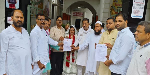 जौहर विश्व विद्यालय के 38 भवनों के प्रस्तावित ध्वस्तीकरण पर रोक की मांग, राज्यपाल के नाम डीएम को सौंपा ज्ञापन