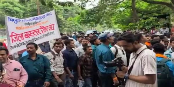 बिजली स्मार्ट मीटर रीडरों ने सीएसईबी कार्यालय का किया घेराव, कांग्रेस ने किया समर्थन