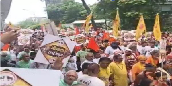 सूरत में गौमाता को 