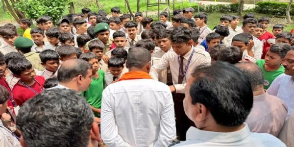 कोरबा : एकलव्य आवासीय विद्यालय में छात्रों का फूटा गुस्सा, प्रिंसिपल को हटाने की मांग को लेकर किया प्रदर्शन