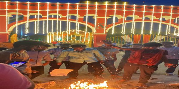 दीक्षांत समारोह में हाउस अरेस्ट के विरोध में एबीवीपी का प्रदर्शन, प्रशासन का फूंका पुतला