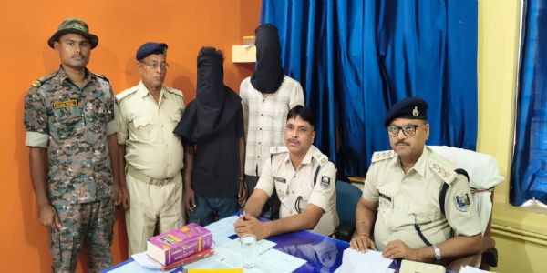 फायरिंग कर दहशत फैलाने वाले दो बदमाश गिरफ्तार, दो देशी कट्टा व बाइक बर