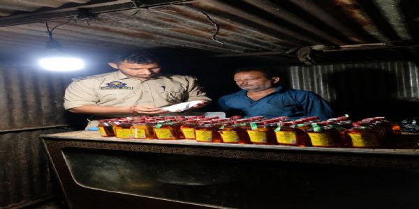 रामकोट में अवैध शराब पर पुलिस की कार्रवाई, 55 बोतल जब्त, एक गिरफ्तार