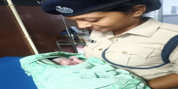 चलती गाेरखधाम ट्रेन में महिला ने दिया स्वस्थ पुत्र को जन्म