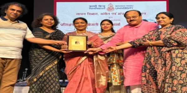 काशी की लोकगायिका सरोज वर्मा को मिला कौस्तुभ रत्न सम्मान
