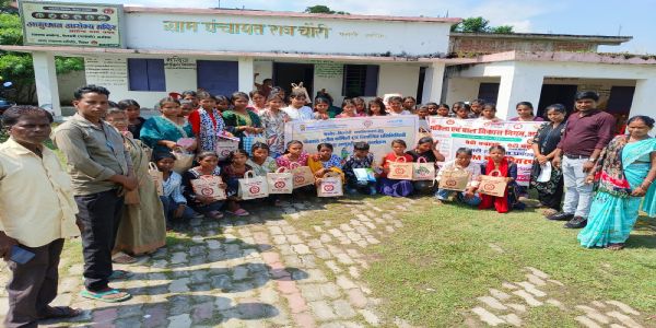 महादलित समुदाय की किशोरियों के बीच एमएचएम किट का वितरण