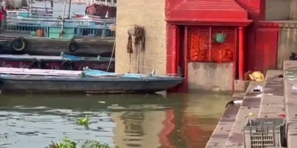 वाराणसी में 20 मिलीमीटर प्रति घंटे की गति से बढ़ रहा गंगा नदी का जलस्तर, बदला गया स्नान का स्थान