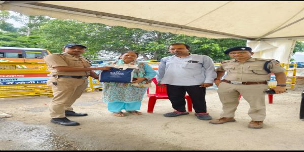 कांवड़ ड्यूटी पर तैनात कांस्टेबल ने महिला का खोया बैग लौटाया