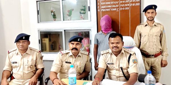 पत्नी की हत्या कर शव को फंदे से लटकाया, पति गिरफ्तार