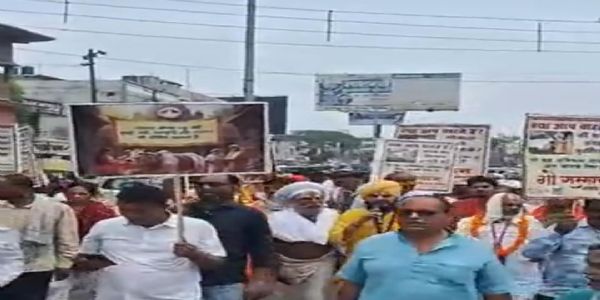 देवरिया में गो सम्मान आह्वान अभियान के तहत किया प्रदर्शन, जिलाधिकारी को सौंपा ज्ञापन