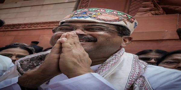दरभंगा के भाजपा सांसद गोपालजी ठाकुर ने उनको मिथिला की पारंपरिक पाग पहनाई। दरभंगा के भाजपा सांसद गोपालजी ठाकुर ने उनको मिथिला की पारंपरिक पाग पहनाई।