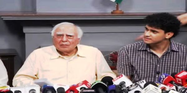 कॉकरोच जनता पार्टी (सीजेपी) की प्रेस कान्फ्रेंस में मुख्य प्रवक्ता सौरव दास और वरिष्ठ अधिवक्ता कपिल सिब्बल