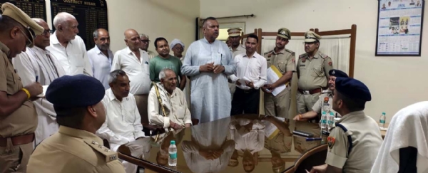 पुलिस अधीक्षक सिद्धांत जैन से मिलने आए बुजुर्ग।