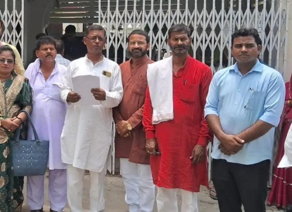 ज्ञापन सौपते