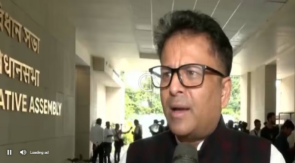 असमः विधानसभा के बाहर मीडिया से बात करते भाजपा विधायक मानव डेका