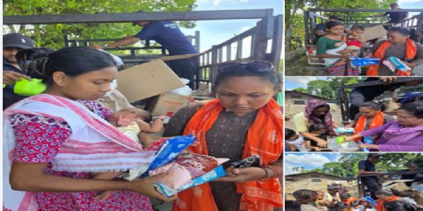 असमः बाढ़ प्रभावितों के बीच राहत सामग्री वितरण का दृश्य असमः बाढ़ प्रभावितों के बीच राहत सामग्री वितरण का दृश्य