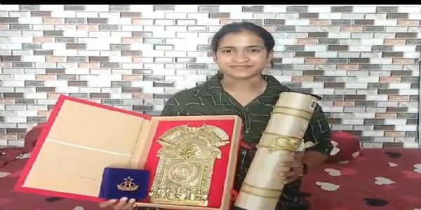 छत्तीसगढ़ के राजनांदगांव की बेटी ज्ञानेश्वरी मेडल के साथ