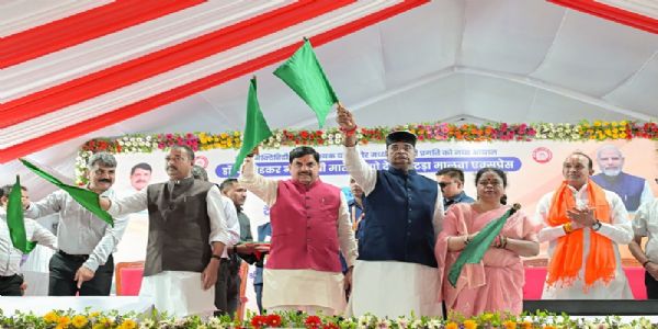 मुख्यमंत्री ने भोपाल के नव विकसित निशातपुरा रेलवे स्टेशन से मालवा-एक्सप्रेस को झंडी दिखाकर किया रवाना