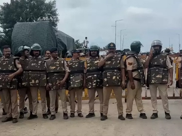 मंडीदीप के पास किसानों को रोकने के लिए बड़ी संख्या में पुलिस फोर्स तैनात था