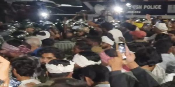 भोपाल में वीर सावरकर सेतु के पास पुलिस और किसान आमने-सामने आ गए