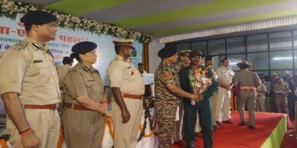 सरेंडर करते नक्सली