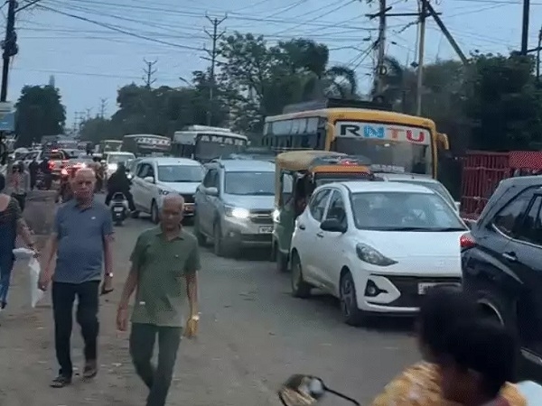 भोपाल के कटारा हिल्स रोड पर 3 किमी लंबा जाम लगा