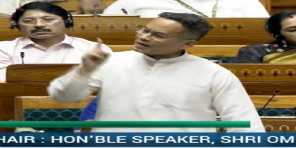 गोगोई भाषण देते हुए
