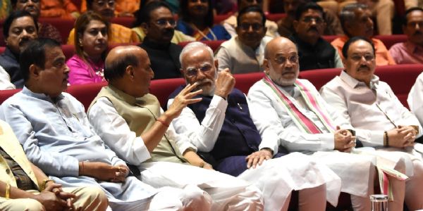 राजग की बैठक में प्रधानमंत्री मोदी के साथ कई सांसद