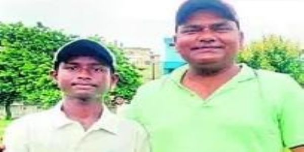 क्रीड़ाधिकारी सुनील सिंह के साथ युवा क्रिकेटर कुनाल दिवाकर।