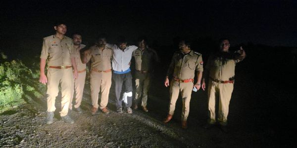 पुलिस मुठभेड़ में गोकशी करने वाला शातिर बदमाश गिरफ्तार, पैर में लगी गोली