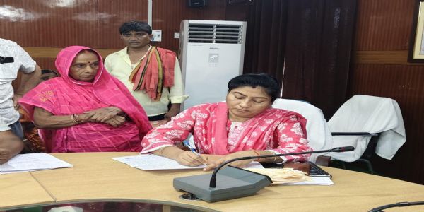 जनता दरबार में सुनी गईं आमलाेगाें की समस्याएं, कई मामलों का ऑन-द-स्पॉट समाधान