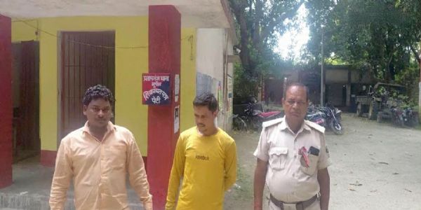 प्रतापगंज में 20 लीटर देशी शराब के साथ दो तस्कर गिरफ्तार, बाइक जब्त