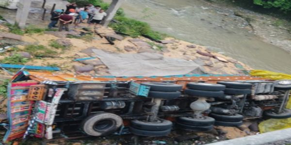 कांगड़ा में ट्रक पुल से नीचे गिरा, दो की मौत
