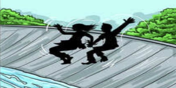 आपसी विवाद के बाद युवक-युवती गहरे नाले में कूदे, लोगों ने बचाई जान