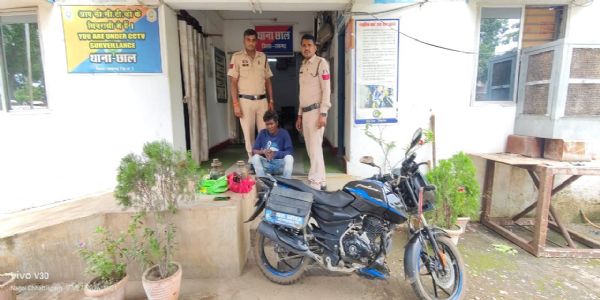 ढाबा और गैरेज से चोरी करने वाला शातिर चोर 24 घंटे में गिरफ्तार, चोरी का पूरा माल और बाइक बरामद