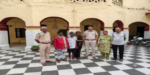 बिहार से इंदौरा पंहुचा नाबालिग बालक, पुलिस ने परिजनों के सुपुर्द किया