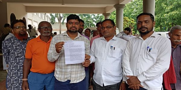घनी आबादी के ऊपर से गुजर रही 11 केवी विद्युत लाइन हटाने की मांग, ग्रामीण पहुंचे जनदर्शन