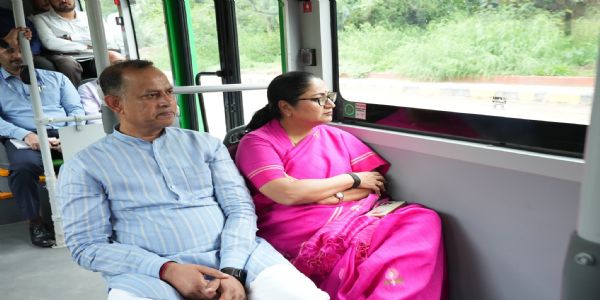 डीटीसी बस में बैठकर मुख्यमंत्री ने मॉनसून और नागरिक सुविधाओं का लिया जायजा