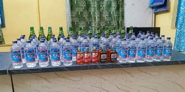 दुर्गापुर में अवैध शराब बिक्री के आरोप में एक गिरफ्तार, भारी मात्रा में देशी एवं विदेशी शराब बरामद