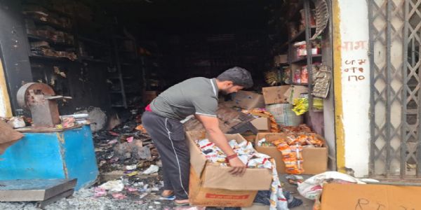 बलरामपुर : रामानुजगंज के वार्ड क्रमांक 11 में किराना दुकान में लगी भीषण आग, स्थानीय लोगों की तत्परता से टला बड़ा हादसा