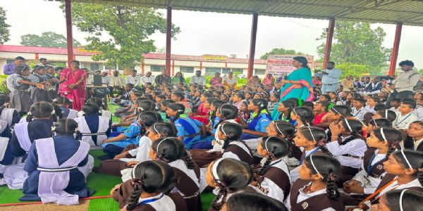 रिमझिम बारिश के बीच ग्राम घठुला में सजी बाल चौपाल 2.0, बच्चों ने सीखे अधिकार और सुरक्षा के गुर