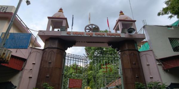 गुरू पूर्णिमा पर्व के पूर्व संध्या पर काशी में गुरूपीठों और आश्रमों में शिष्यों की उमड़ी भीड़
