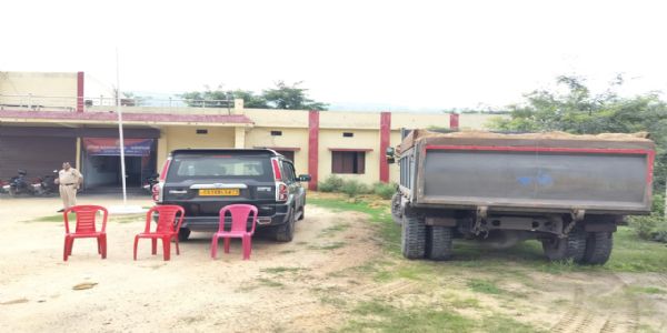 कोरबा : सीतामढ़ी, बरमपुर, राताखार सहित अन्य स्थानों से अवैध खनिज परिवहन कर रहे 9 वाहन जब्त